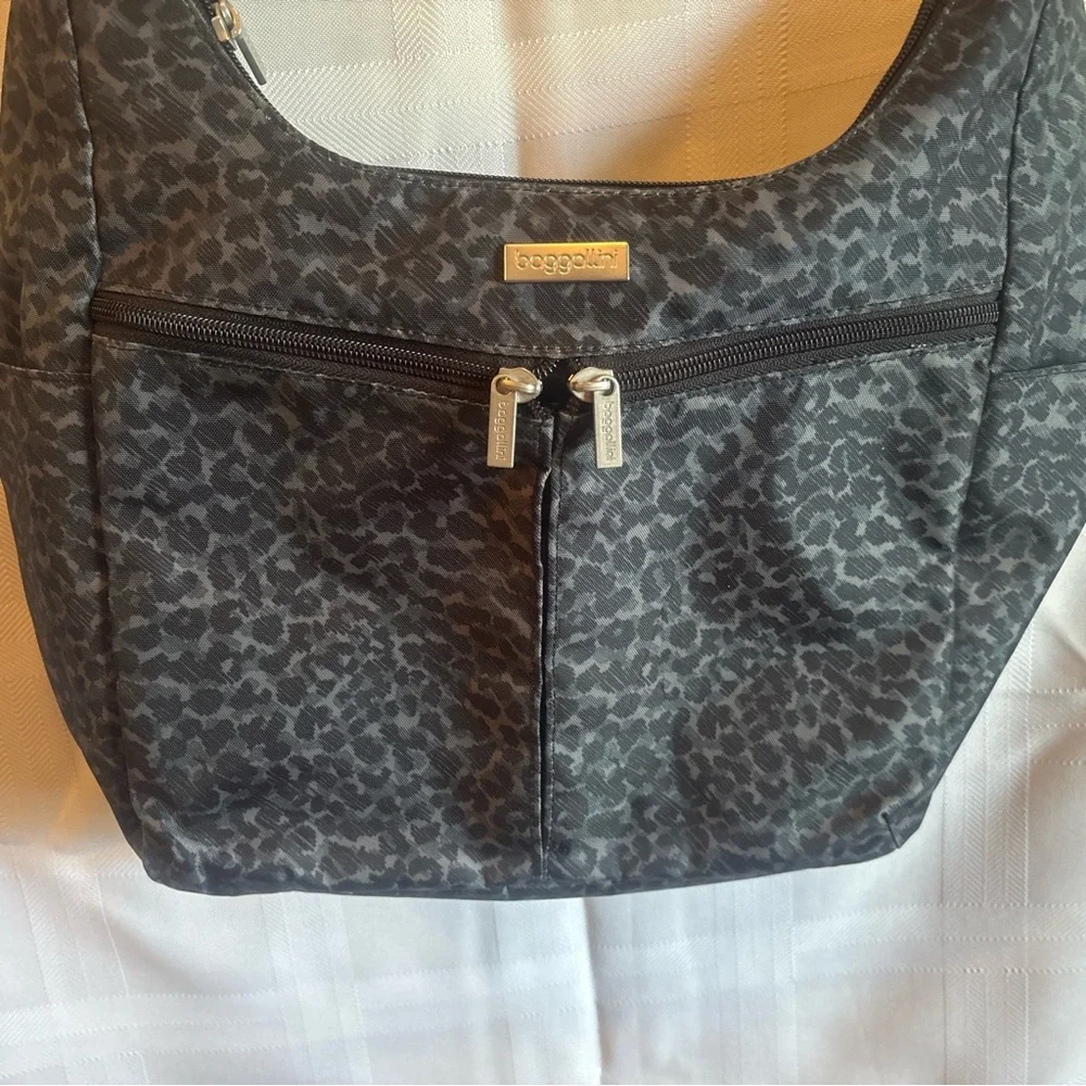 Baggallini cheetah print hobo style with canvas Crossbody strap - Picture 5 of 11